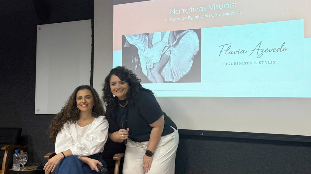 Professora Luciana Pereira recebe a figurinista Flavia Azevedo em palestra na disciplina Comunicação e Moda. Crédito: Clara Behrens