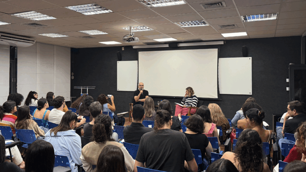 A professora e pesquisadora Tatiana Siciliano (PPGCOM/PUC-Rio) recebeu o autor e roteirista Emanuel Jacobina. Crédito: Brenda Gusmão