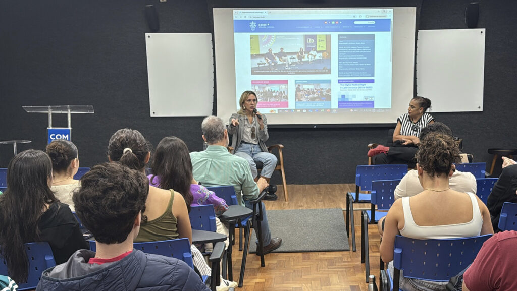 Na K102, a jornalista Mariana Faria conversou com alunos do DCOM sobre o jornalismo além da reportagem. Crédito: LabCOM Criação e Produção.