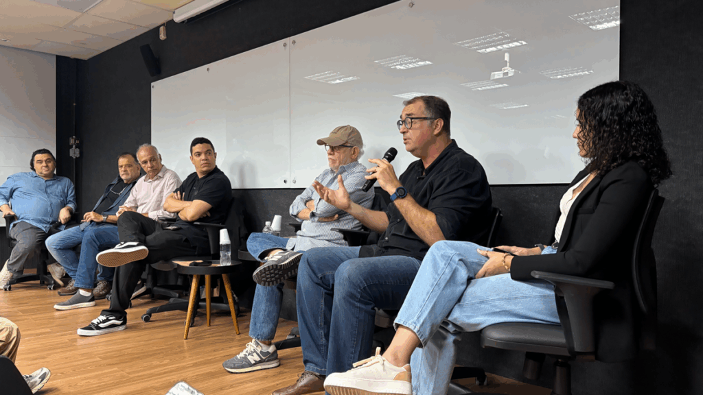 Jornalistas conversam sobre comunicação esportiva na rádio com alunos do DCOM. Crédito: Malu Carvalho