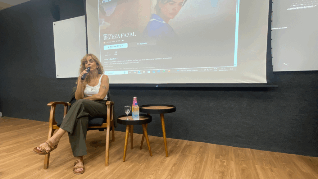 A diretora Maria de Médicis esteve na K102 para conversar com alunos do DCOM sobre “Beleza Fatal”. Crédito: Brenda Gusmão.