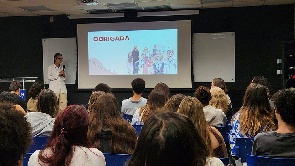A figurinista tira dúvidas de alunos sobre como entrar no mercado do figurino. Crédito: Malu Carvalho