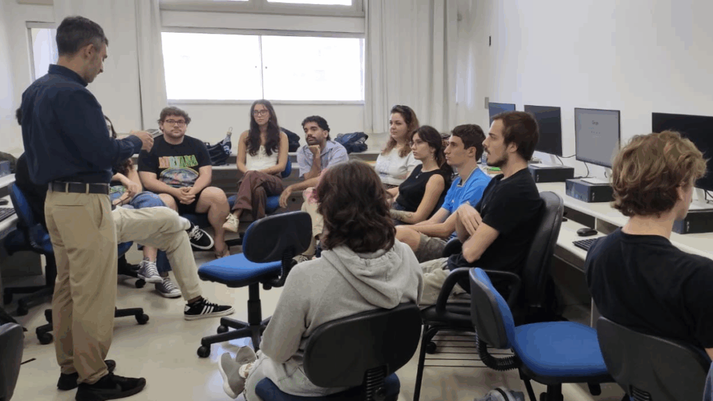 Jornalista e pesquisador Pablo Morales realiza grupo focal com estudantes. Crédito: Carmem Petit