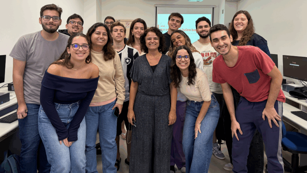 Alunos de Jornalismo ao lado da professora Ítala Maduell e da repórter Anna Luiza Barreto, durante encontro na PUC-Rio. Crédito: Júlia Setta